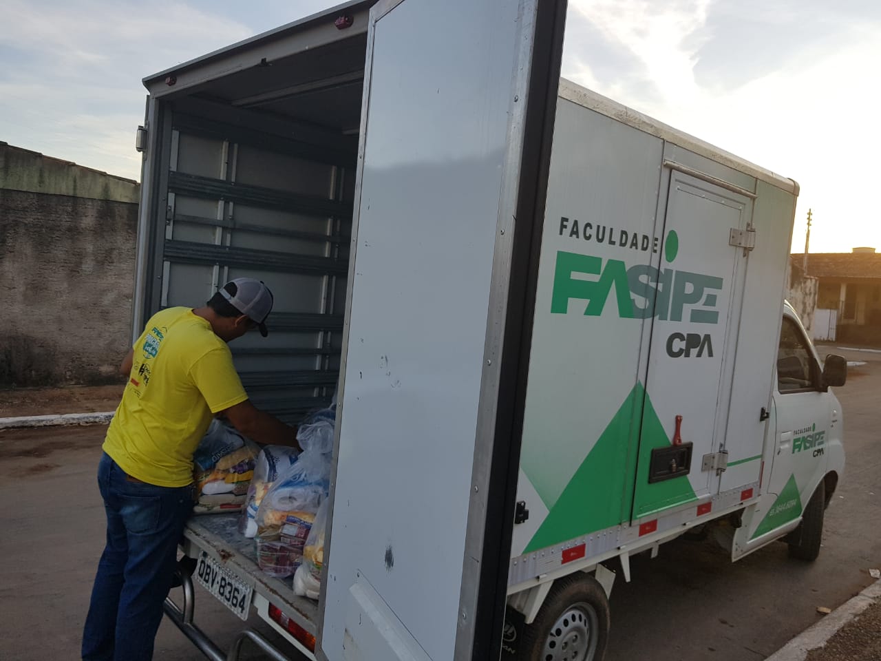 Entrega das cestas básicas é realizada.