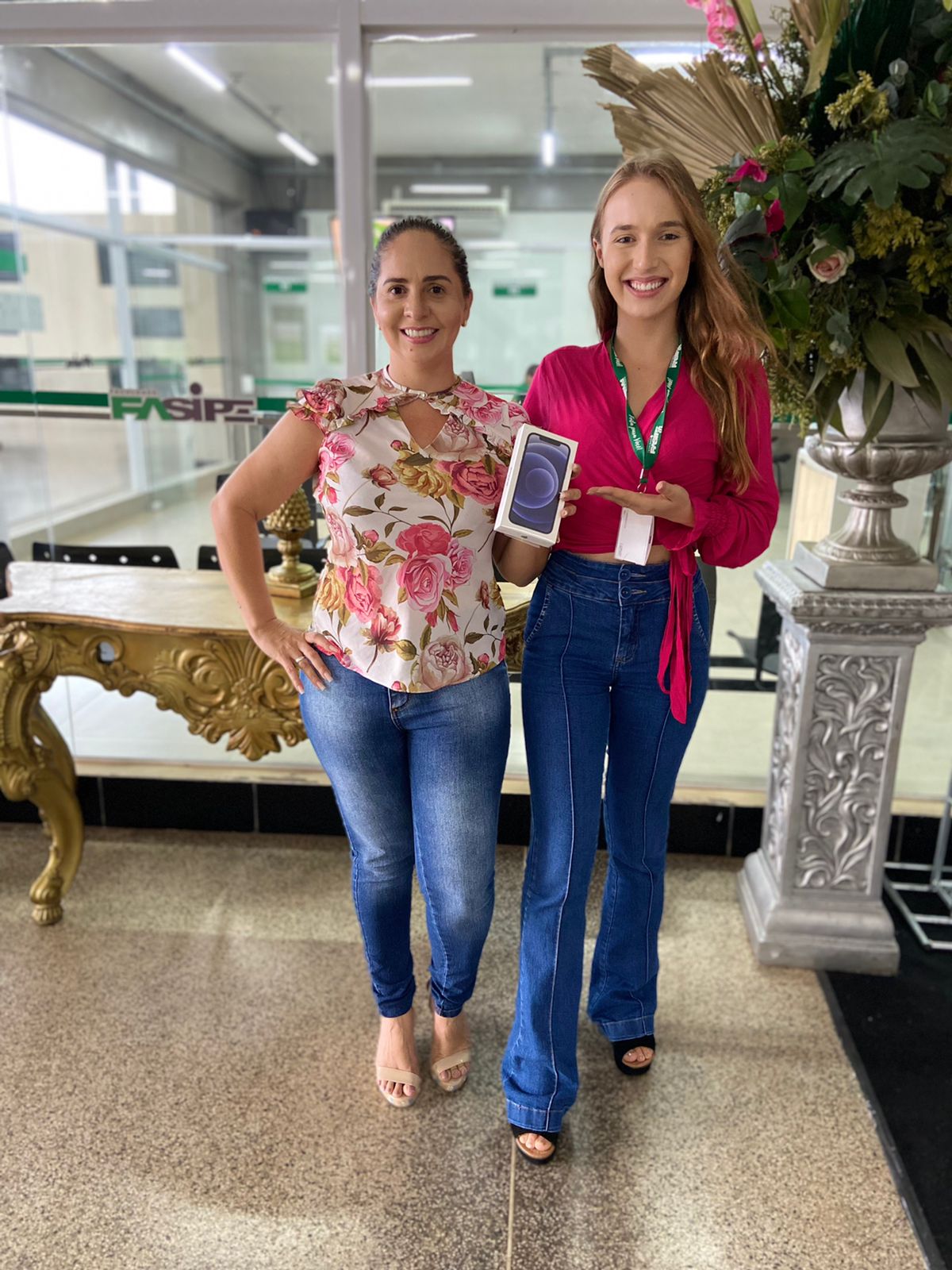 Ganhadora da Campanha Rematrícula Premiada recebeu o IPHONE 12